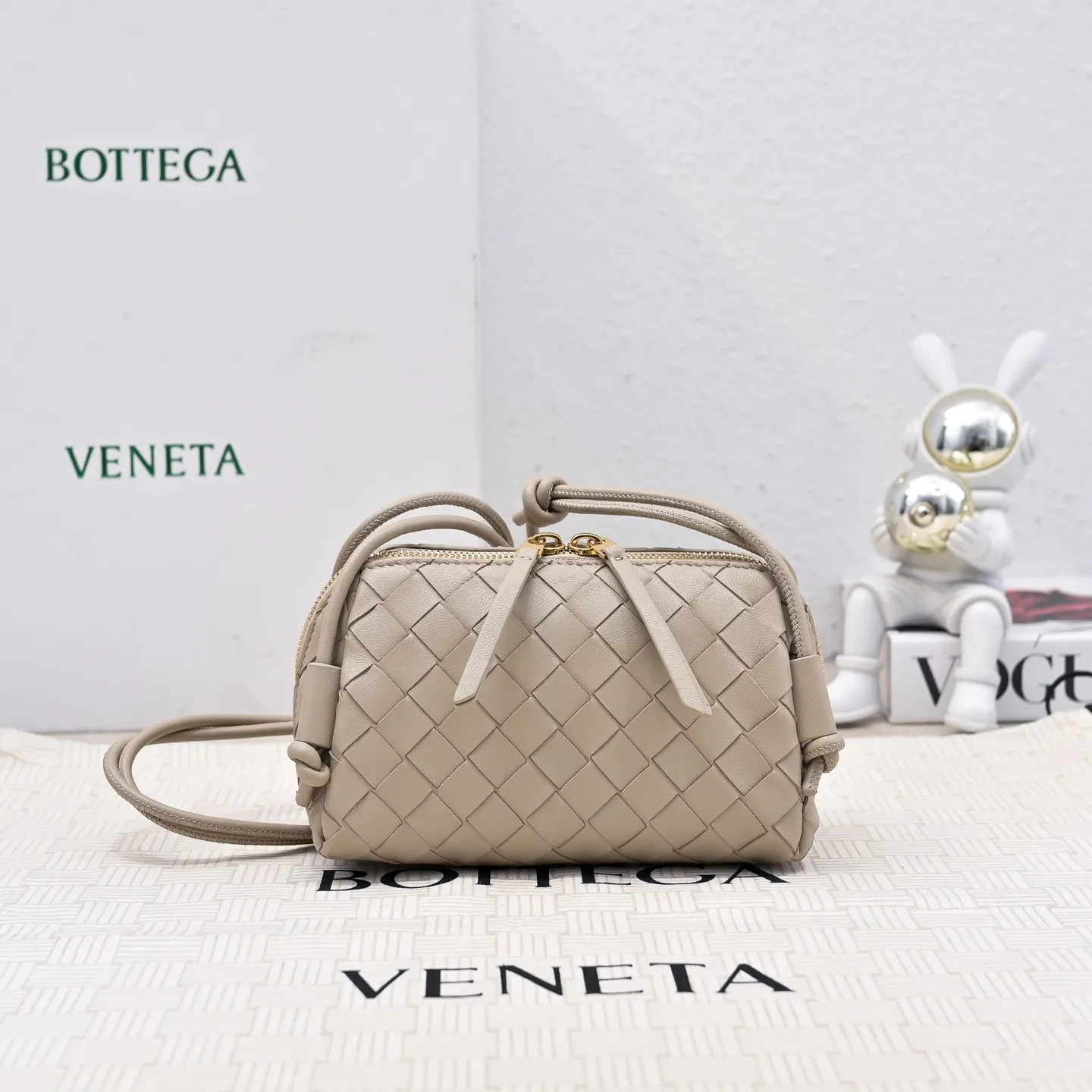 Batch 1260 #Bv The new Concert pouch is the most beautiful and practical mini bag I have ever seen 🎈 The bag body adopts the classic lntrecciato weaving process✅ It is equipped with a leather double-headed zipper, the opening is wide, easy to take and put, the shoulder strap knot can be slid to adjust the length freely, that is, 🉑️crossbody/underarm, and can be used as a clutch bag. Small body, large capacity, so practical! The key is that it is extremely versatile! Come and buy this small, exquisite, beautiful and versatile bag 👍 Model: 4258 Size: 18.5*11.5*8.5